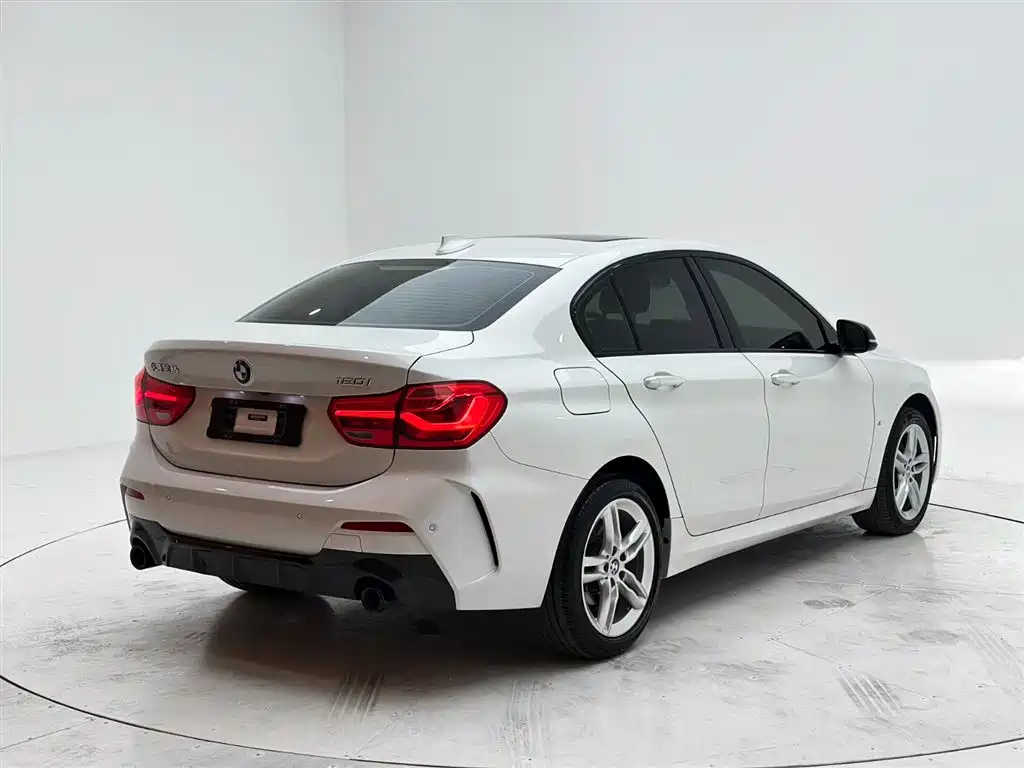 BMW 1 Series 2021 120i M Sport Shadow Edition фото 6
