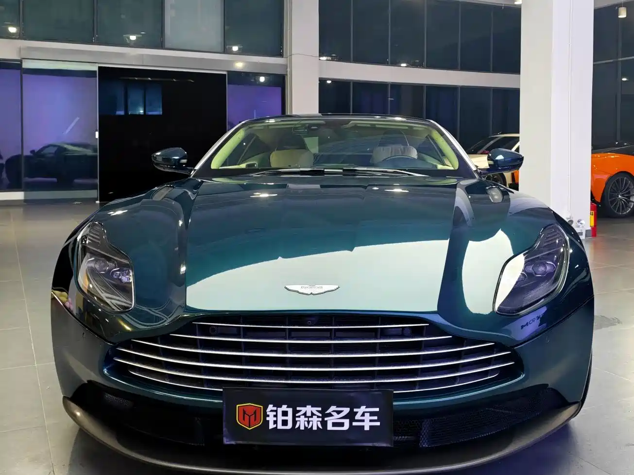 Фото 3 - Aston Martin DB11