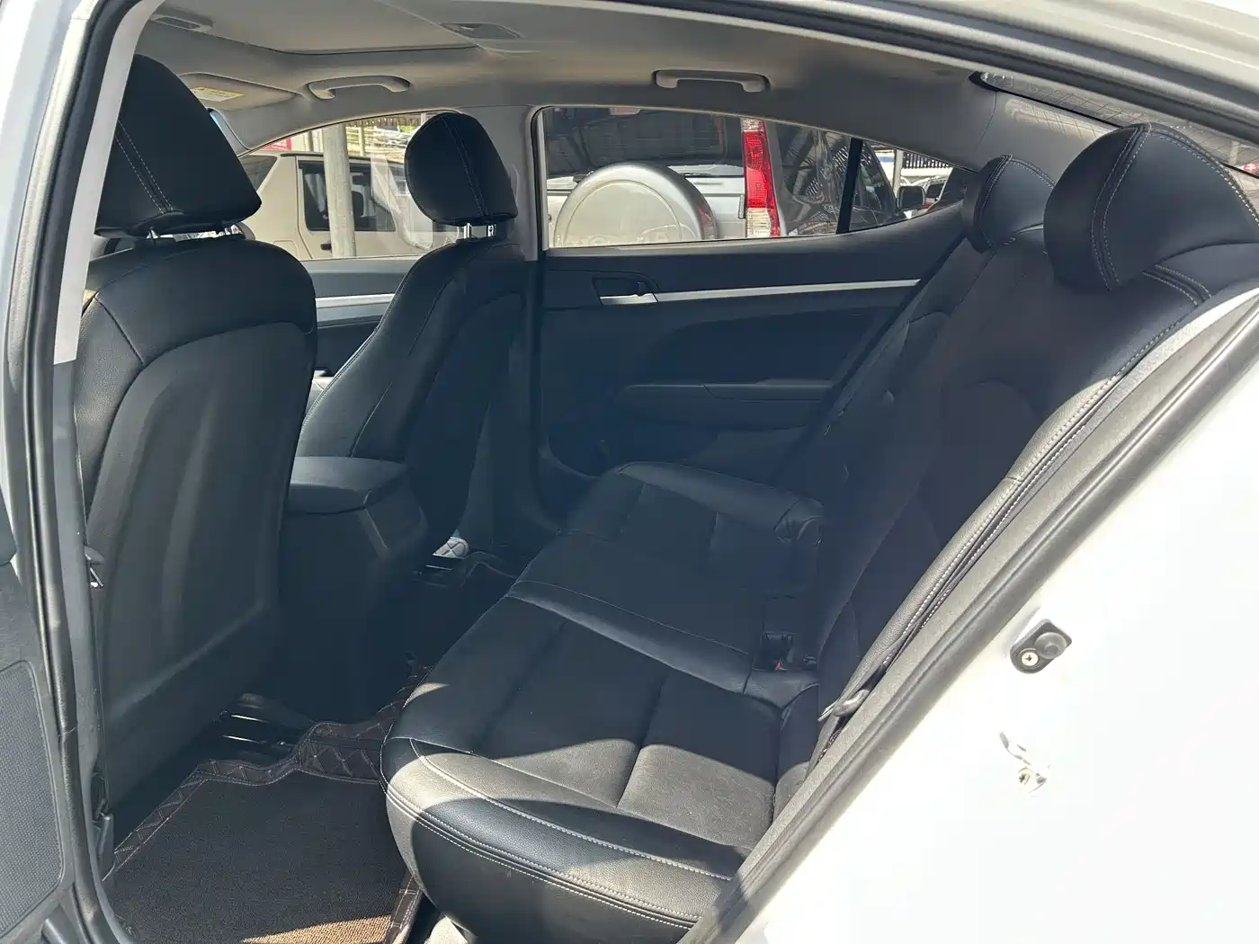 Hyundai Elantra 2018 1.6L Automatic 15th Anniversary Special Edition фото 5