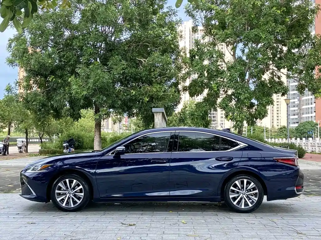 Фото 10 - Lexus ES