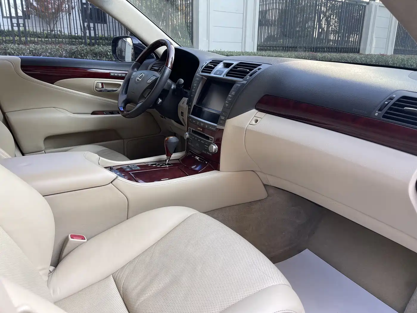 Фото 11 - Lexus LS