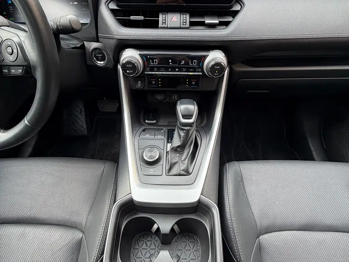Toyota Wildlander 2023 Hybrid 2.5L E-CVT AWD Premium Edition фото 11
