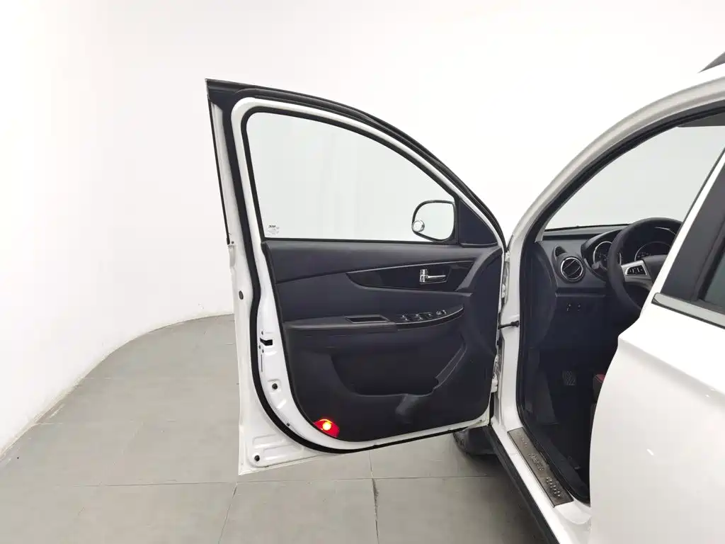BAIC Huansu S3 2015 2015 1.5L Luxury (China V)
