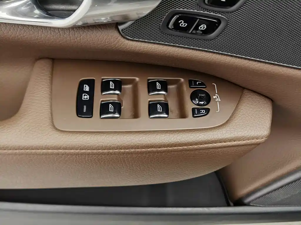 صورة 9 - Volvo S90 Plug-in Hybrid