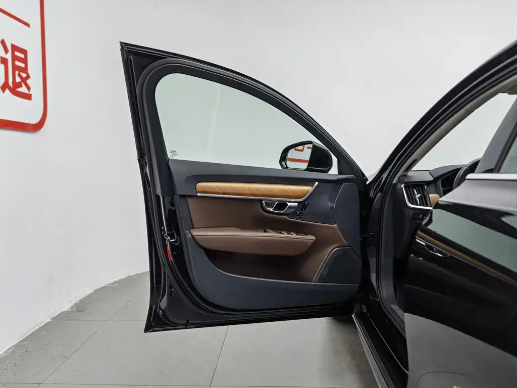 صورة 8 - Volvo S90 Plug-in Hybrid