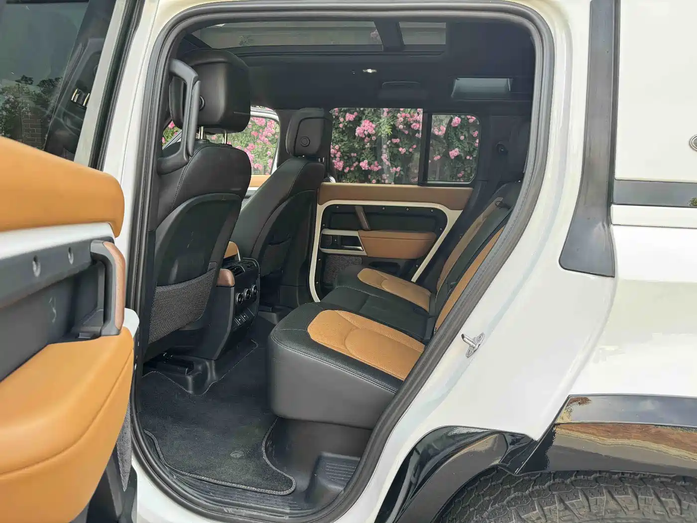 Land Rover Defender 2023 Model 110 3.0T P400 X-DYNAMIC HSE фото 4