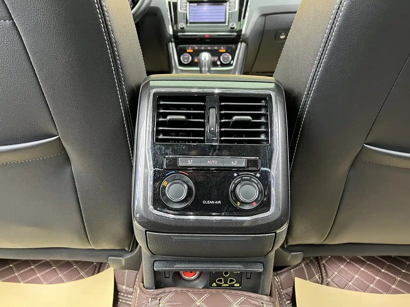 Volkswagen Passat 2017 330TSI DSG Luxury фото 24
