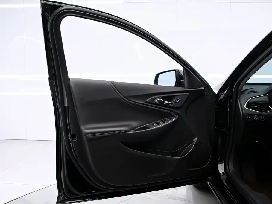 Photo 12 - Chevrolet Malibu XL