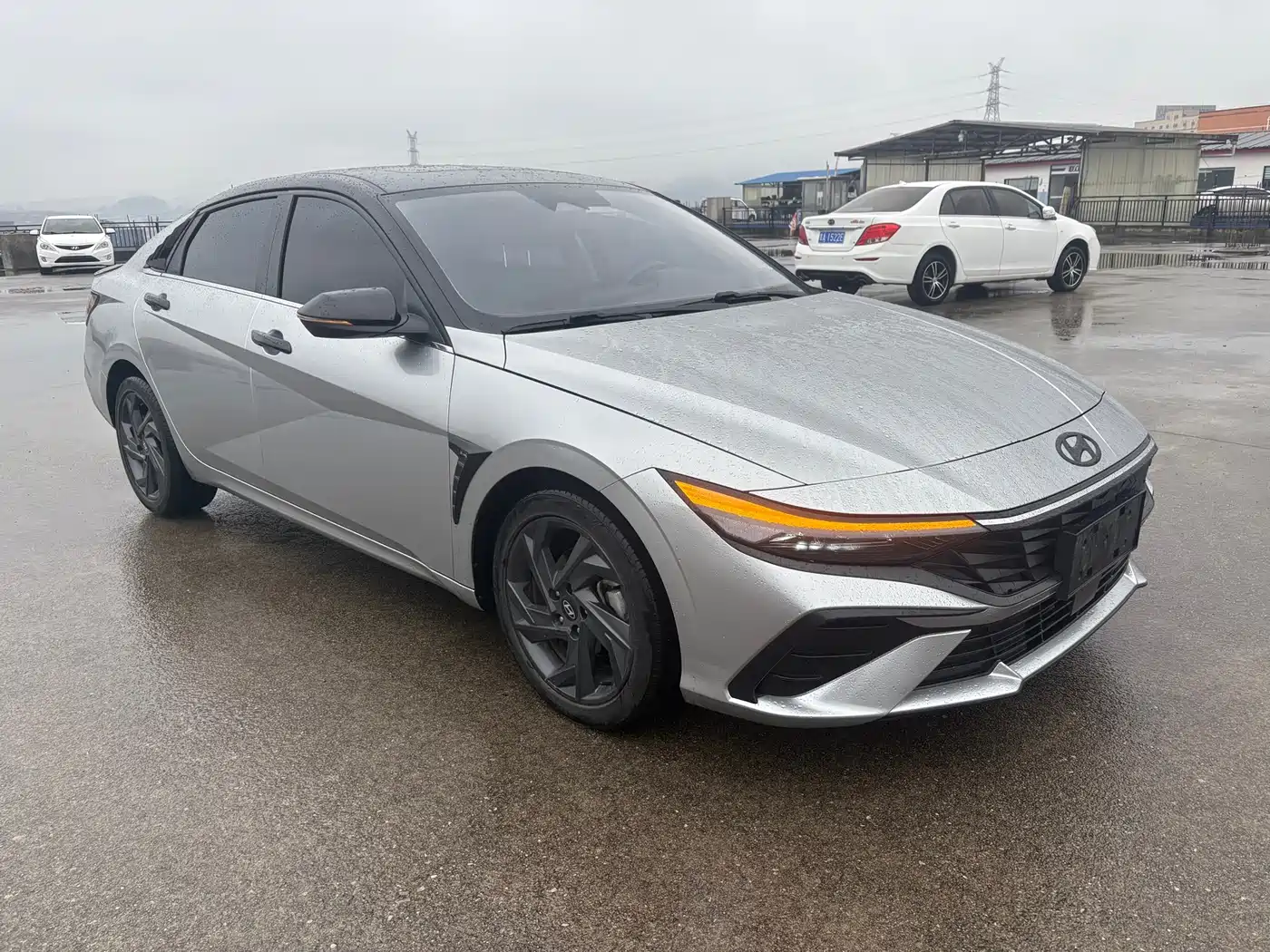 Hyundai Elantra 2023 Model 1.5L CVT LUX Premium Edition фото 3
