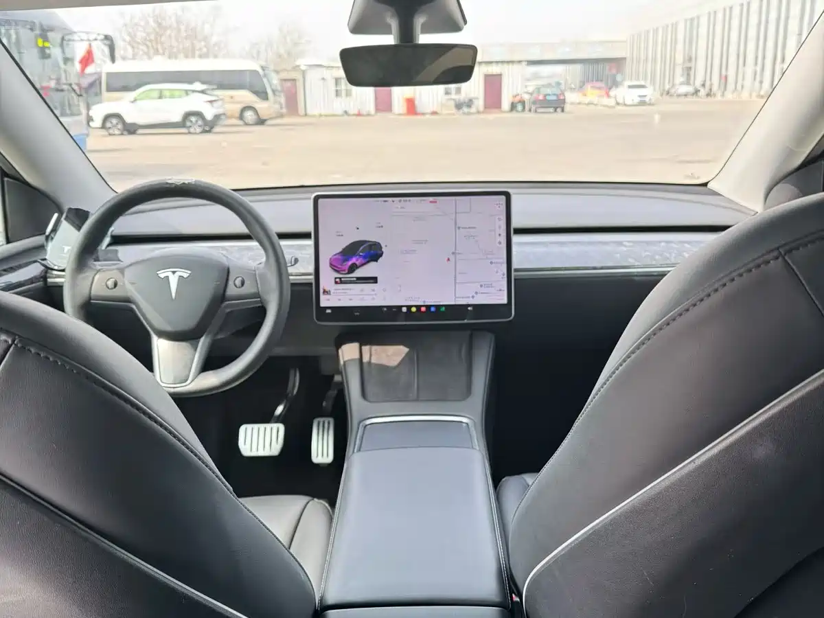 TESLA MODEL Y