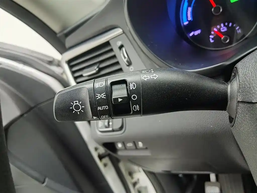 Kia K5 2016 2.0L Hybrid GLS фото 21