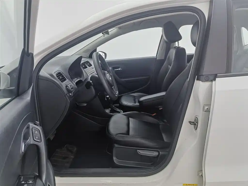 Volkswagen Polo 2014 1.4L Automatic Comfort Edition фото 10