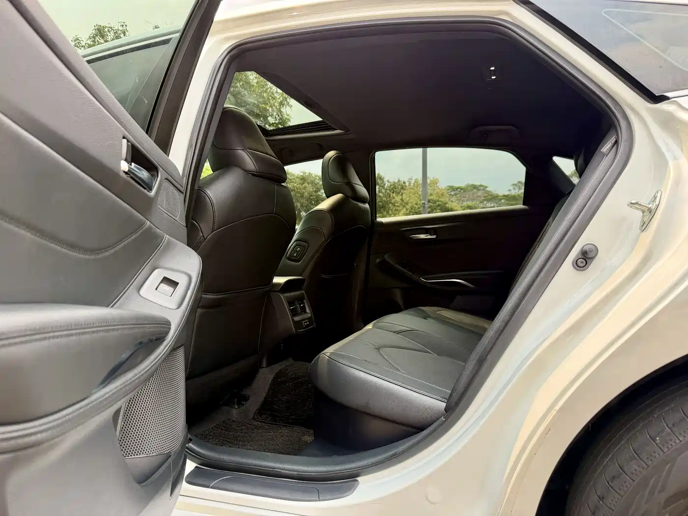 Toyota Avalon 2022 Hybrid 2.5L Luxury Edition фото 14