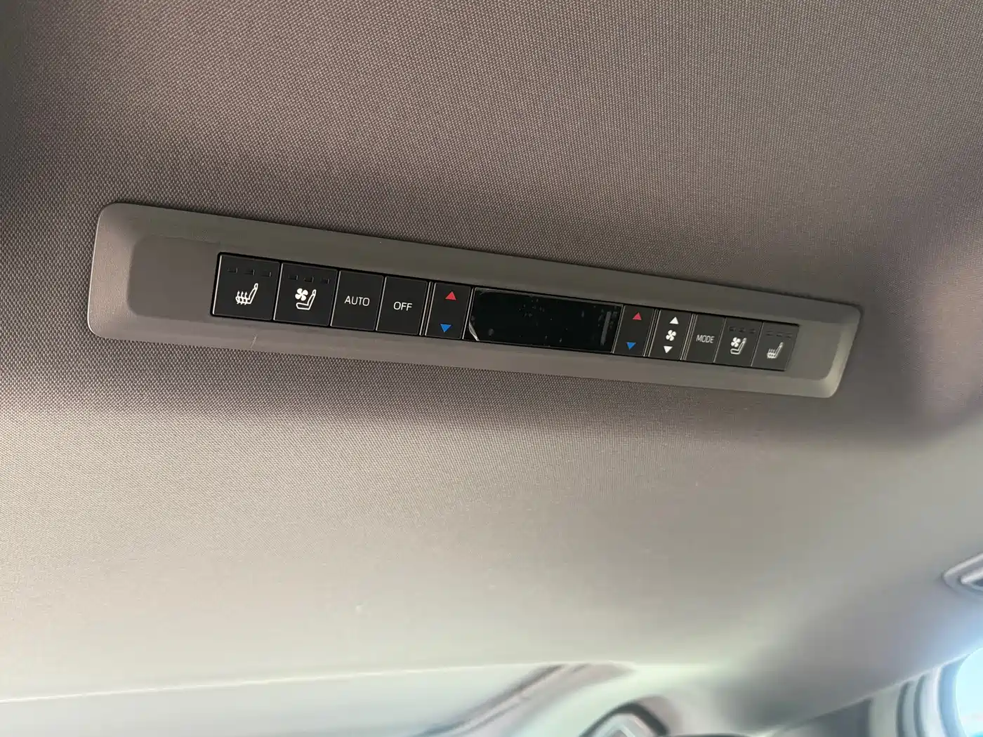 Toyota Sienna 2023 2.5L Hybrid Premium Edition фото 9