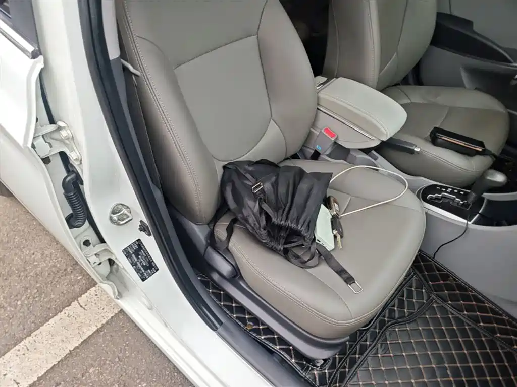 Hyundai Verna 2014 1.4L Automatic Leading GLX фото 25