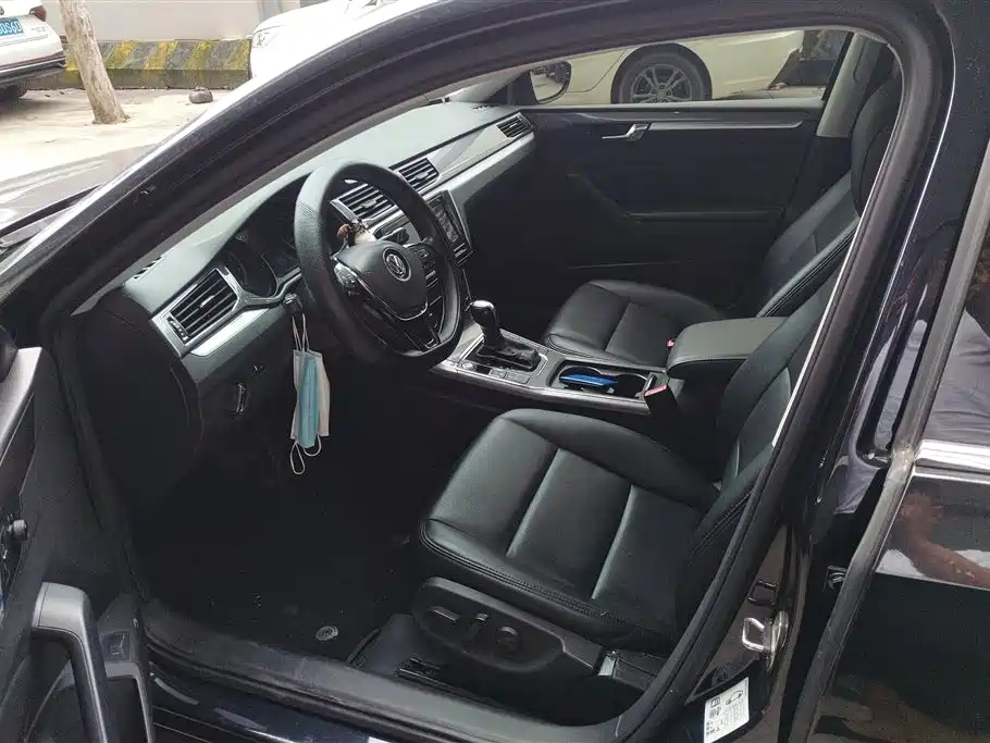 Volkswagen Passat 2017 280TSI DSG Prestige фото 9