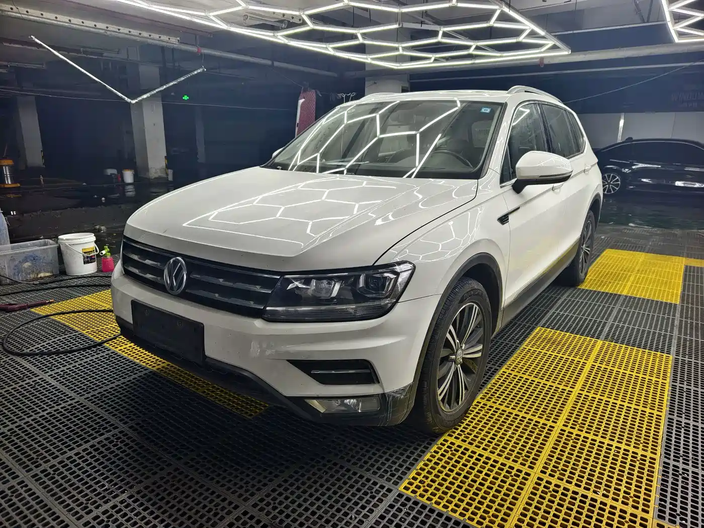 Photo 1 - Volkswagen Tiguan L
