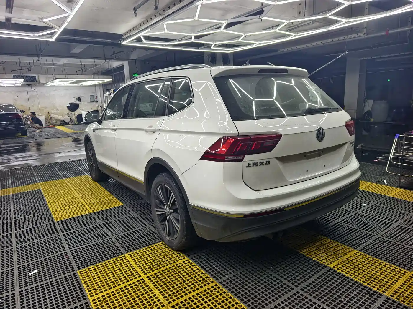 Photo 6 - Volkswagen Tiguan L