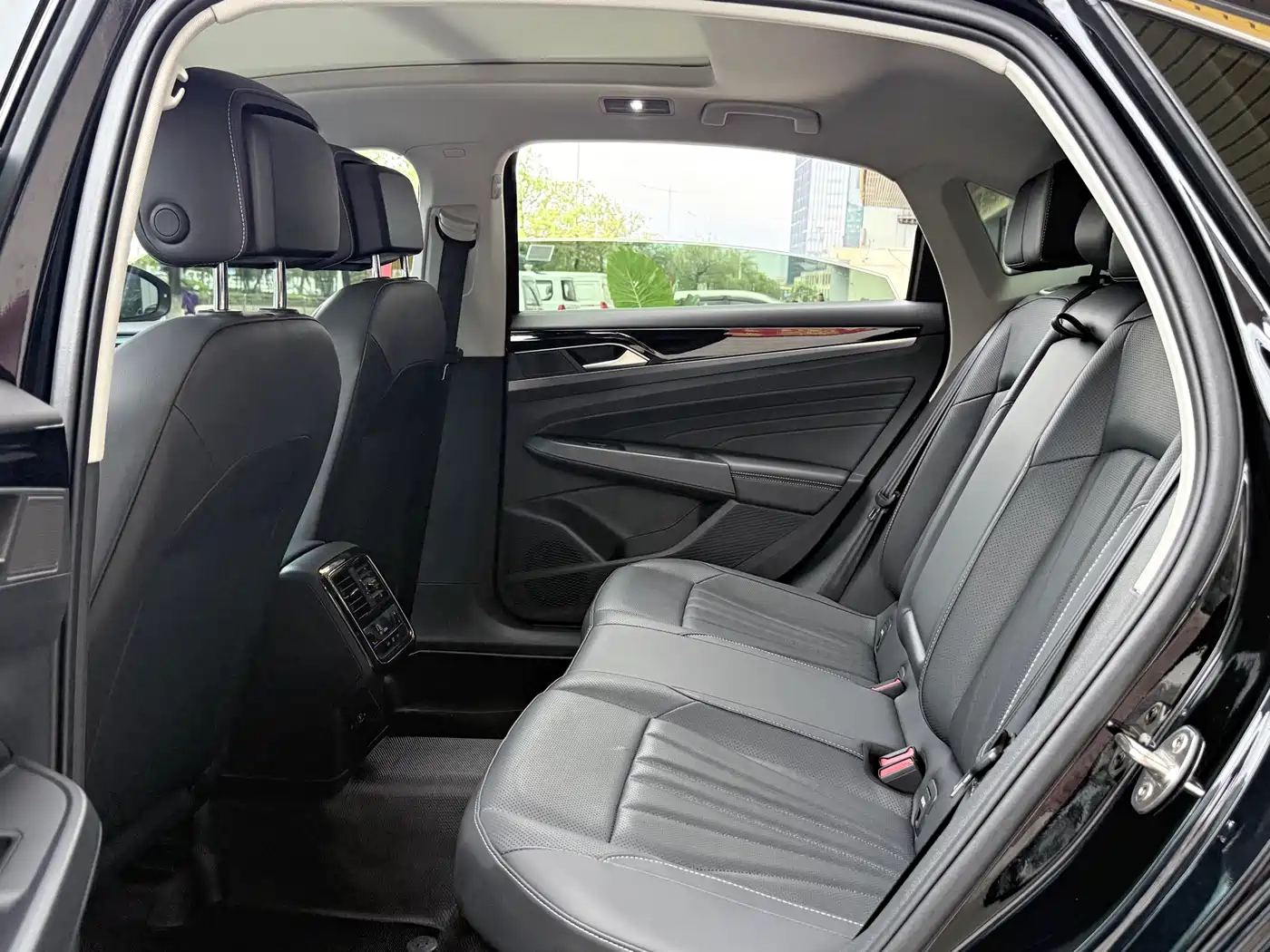 Volkswagen Passat 2025 Outstanding 380TSI Starlight Dragon Soaring Edition фото 5