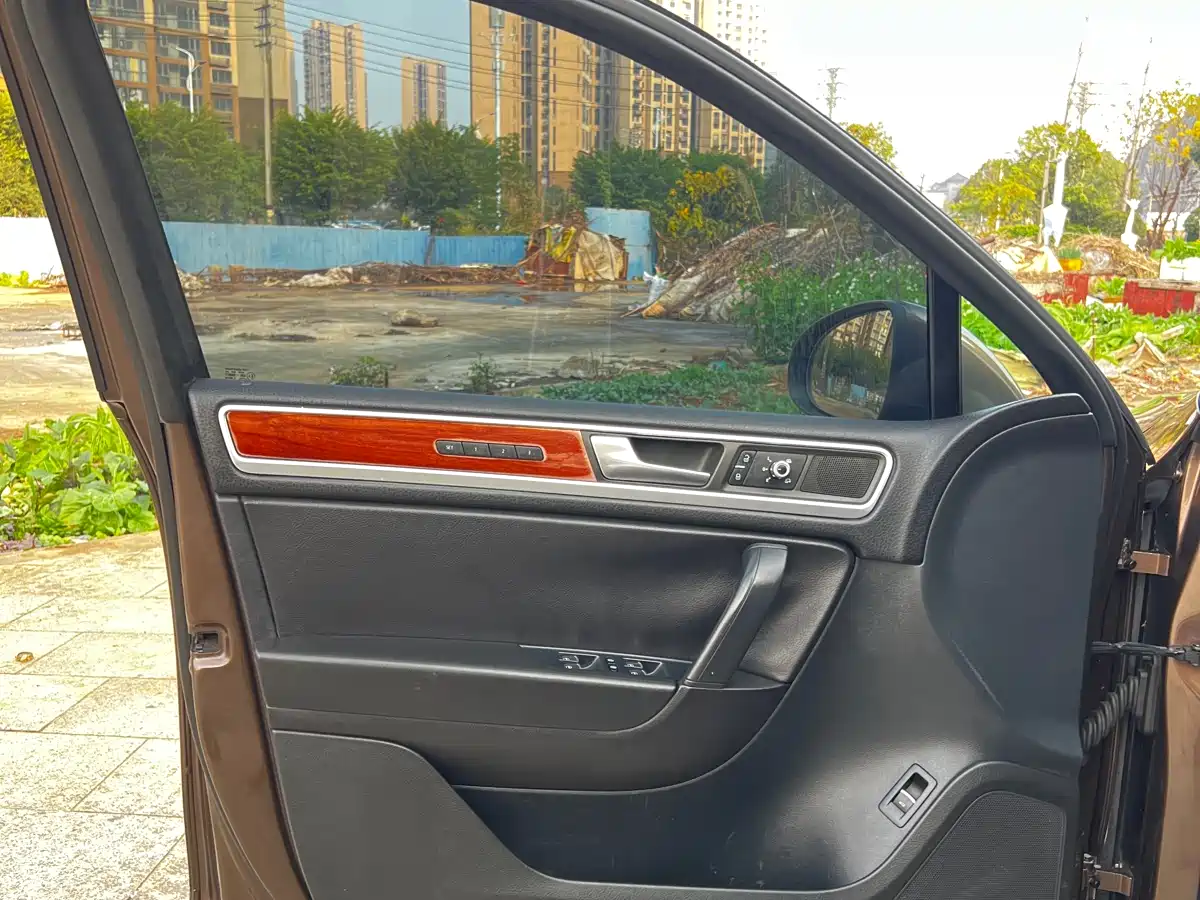 Volkswagen Touareg 2011 3.0TSI Premium фото 24