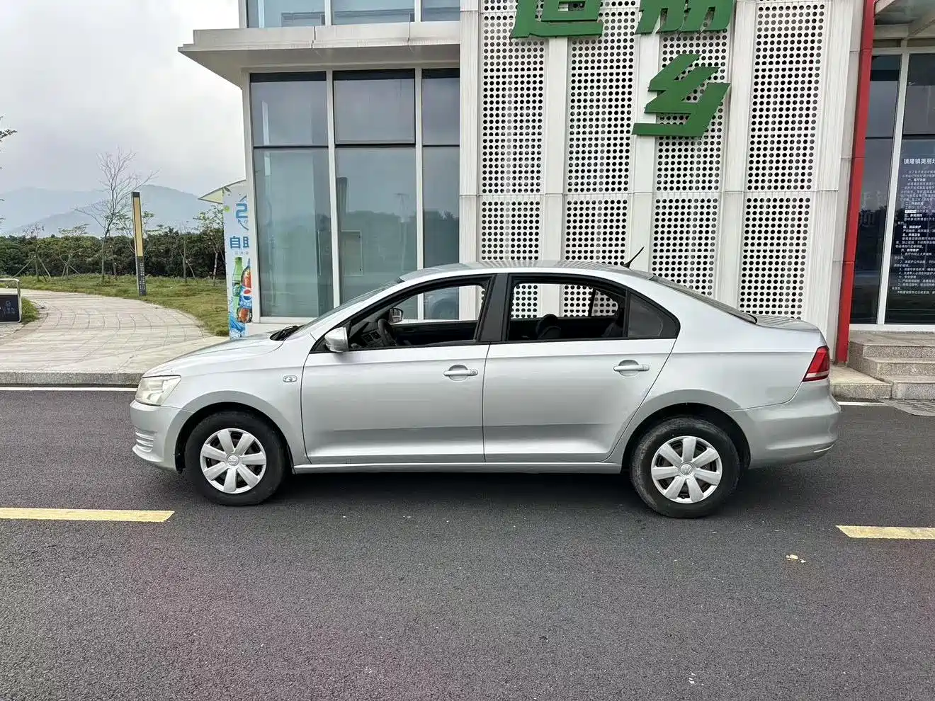 Volkswagen Santana 2013 1.6L Automatic Trend Edition фото 5