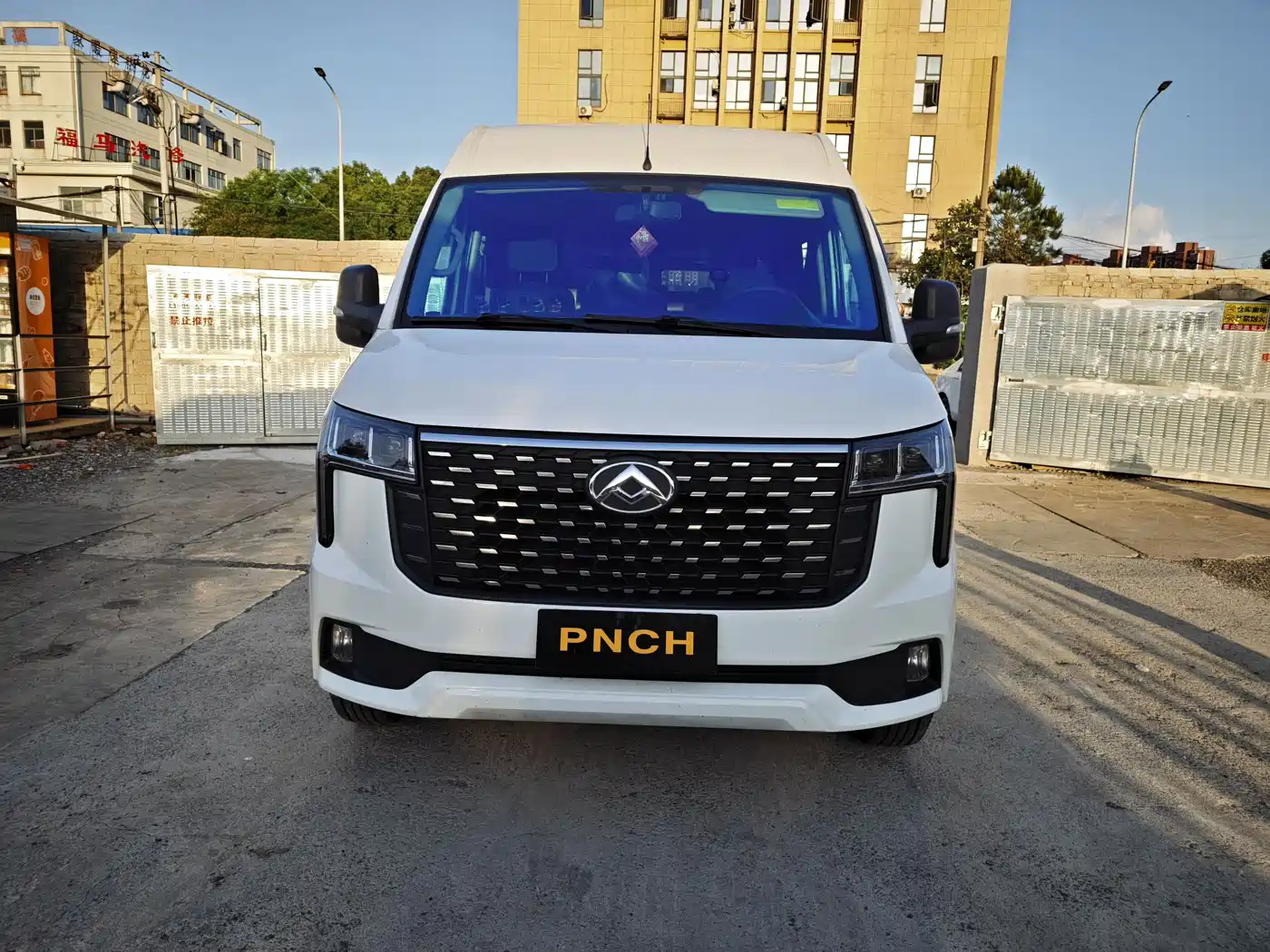 SAIC Maxus Xintu V80 2024 Model PRO Business 6AMT Long Wheelbase Medium Roof 147Ps 9-seater Three-row Non-commercial фото 2