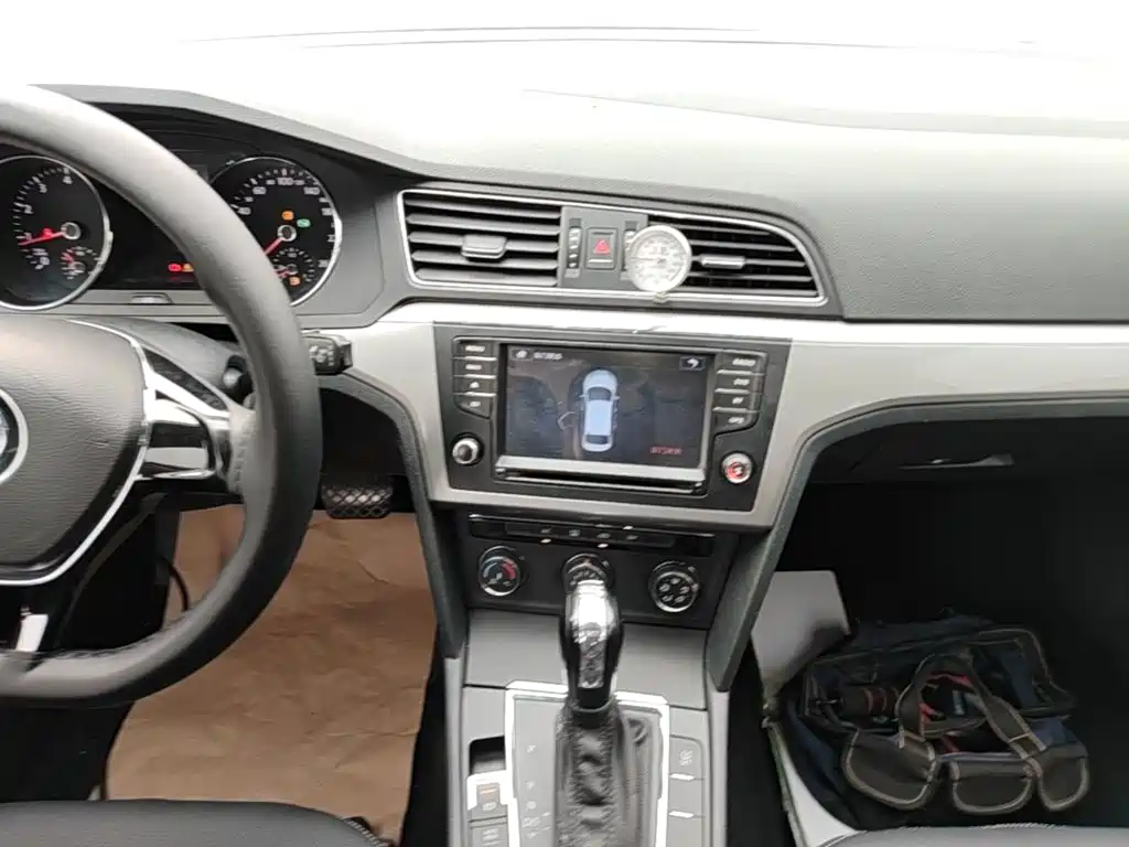 صورة 13 - Volkswagen Lamando