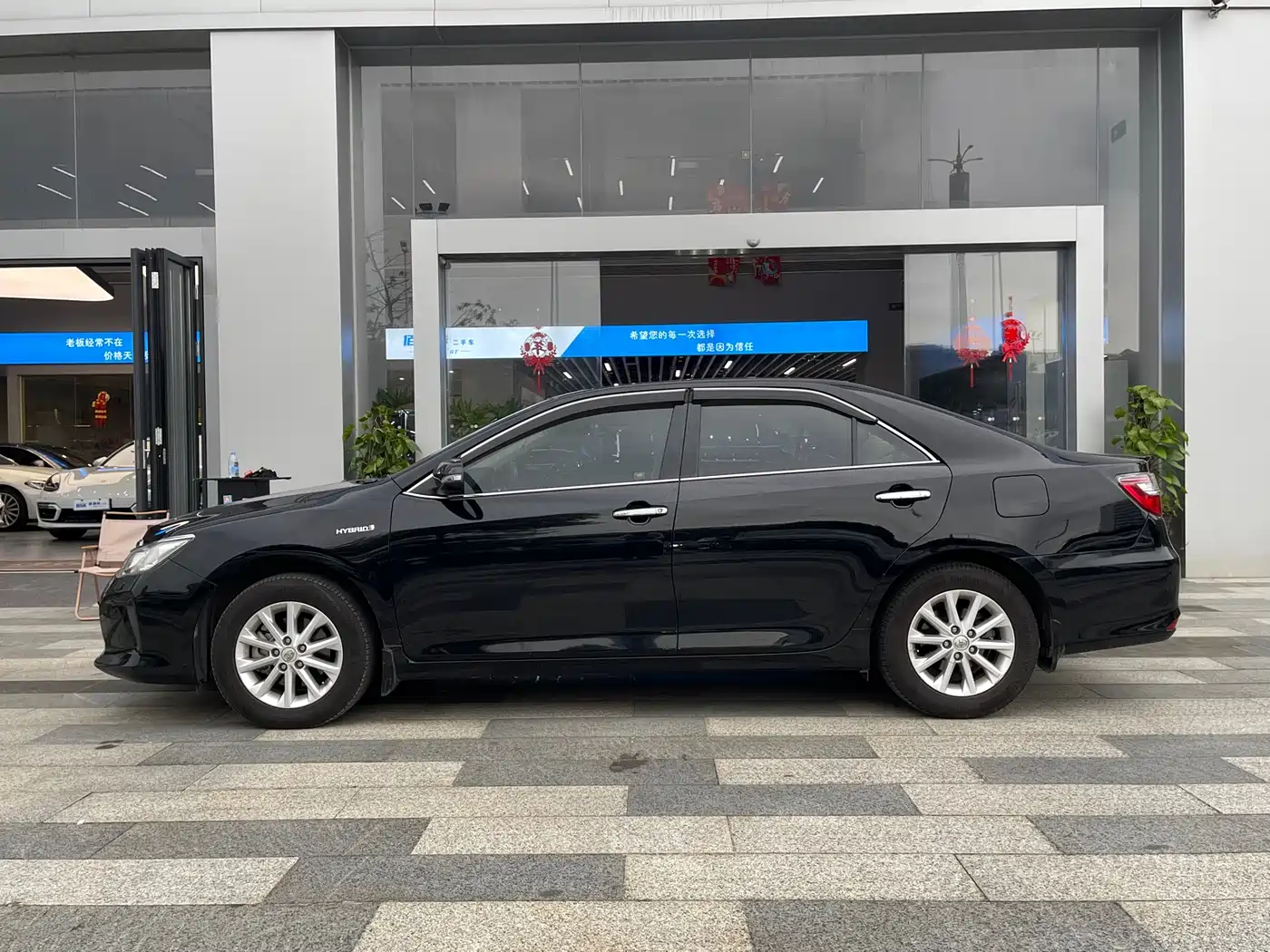 Toyota Camry 2016 Hybrid 2.5HG 10th Anniversary Luxury Navigation Edition фото 3