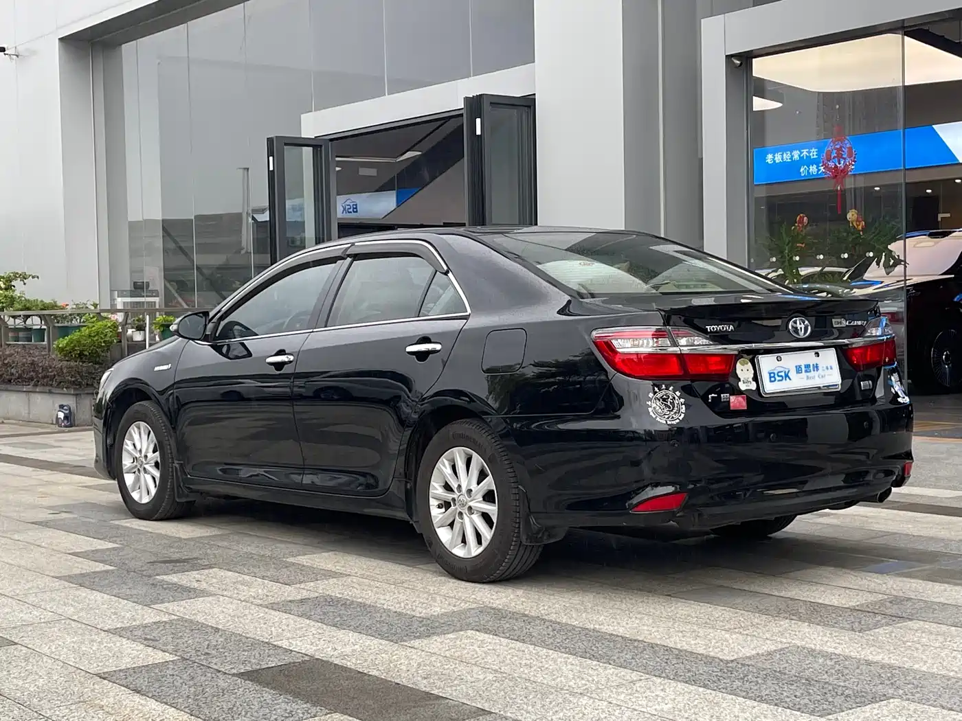 Toyota Camry 2016 Hybrid 2.5HG 10th Anniversary Luxury Navigation Edition фото 5