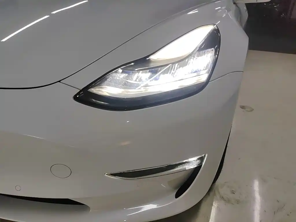 Фото 24 - Tesla Model 3