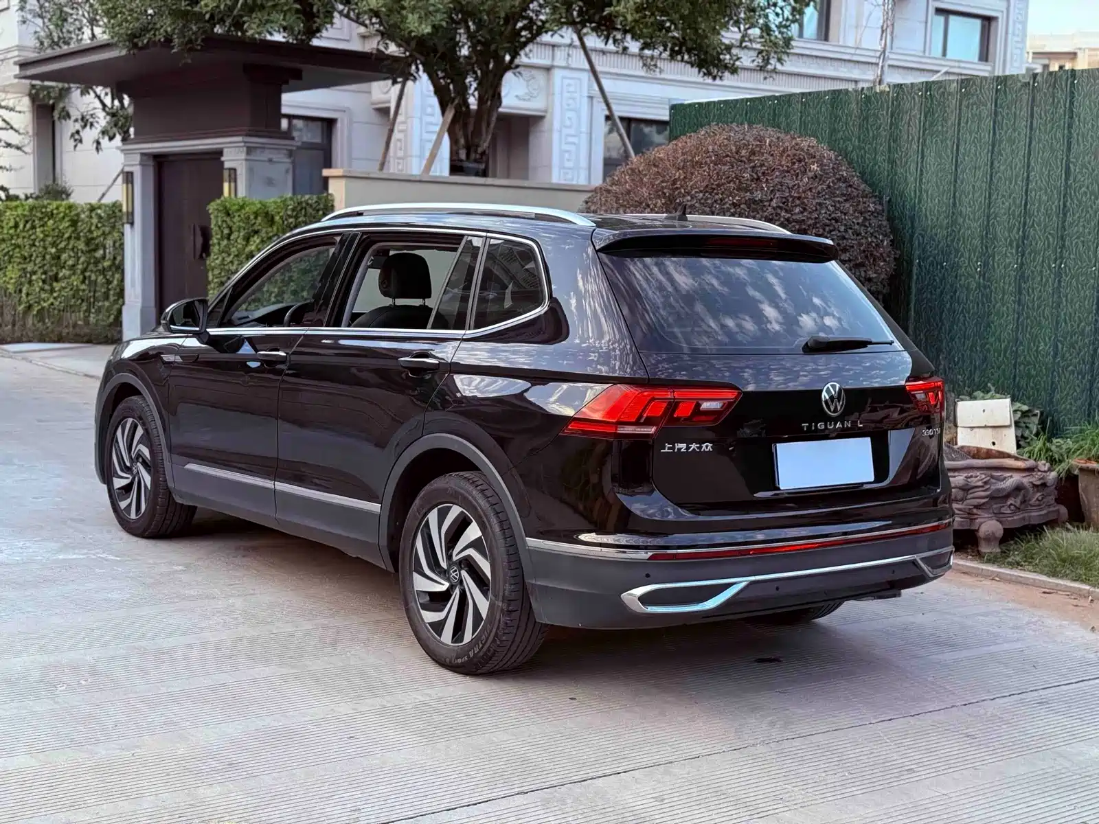 Photo 9 - Volkswagen Tiguan L