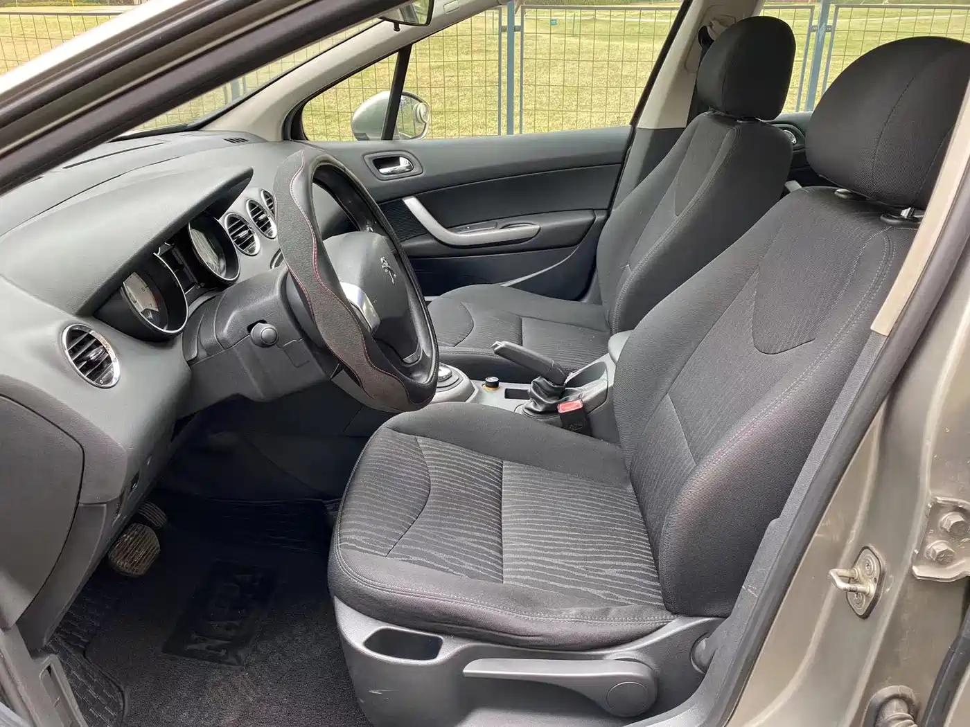 Peugeot 408 2013 2.0L Automatic Comfort Edition фото 4
