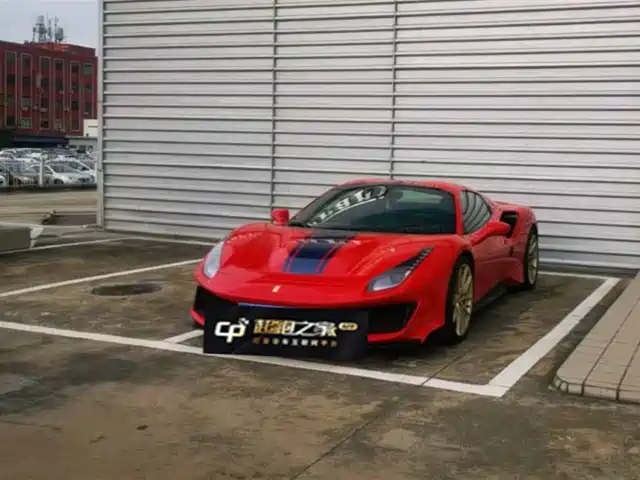 FERRARI 488