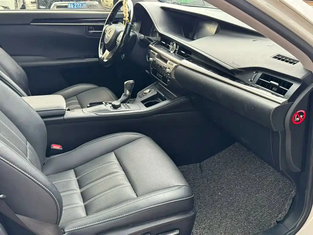 Фото 7 - Lexus ES