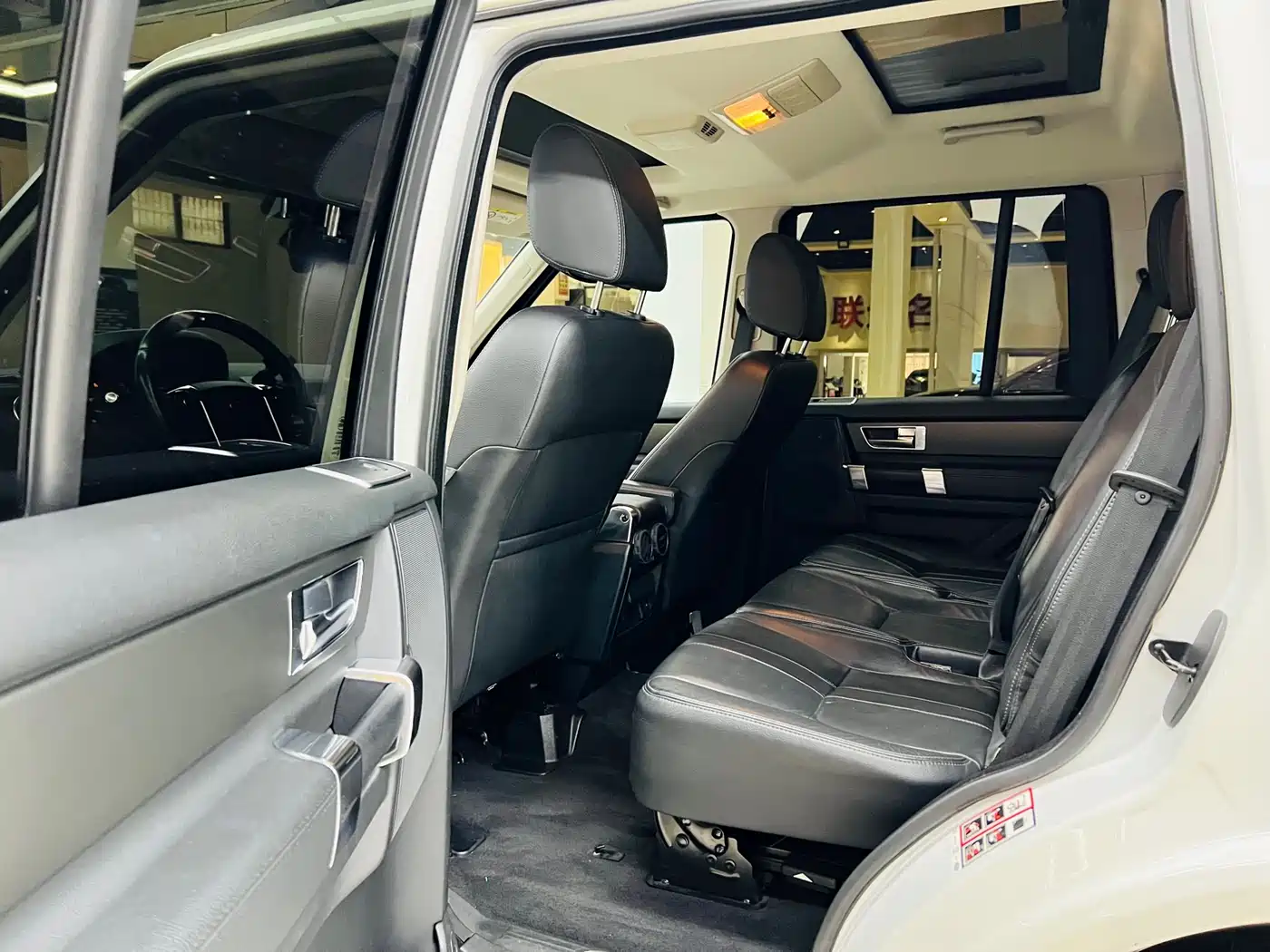 Land Rover Discovery 2016 3.0 SC Black Edition SE фото 12