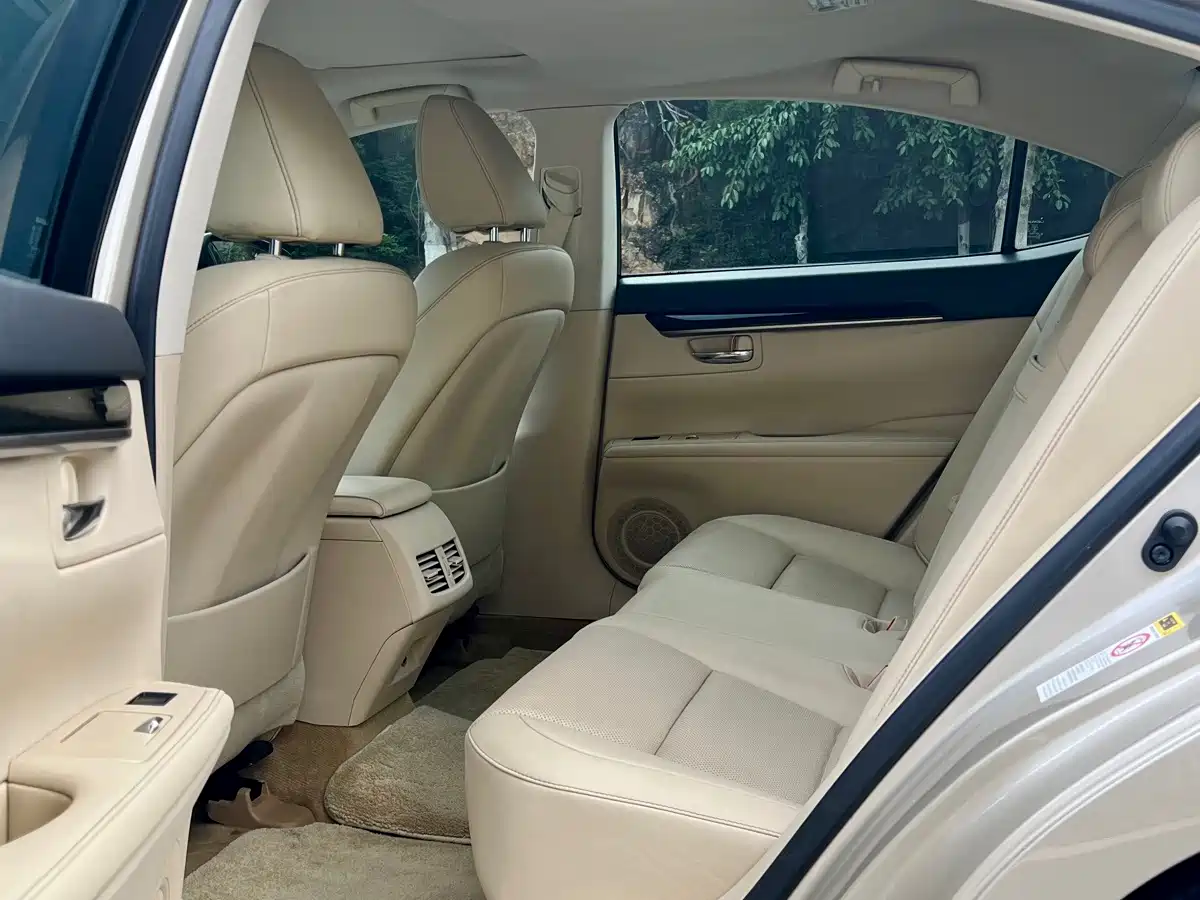Фото 9 - Lexus ES