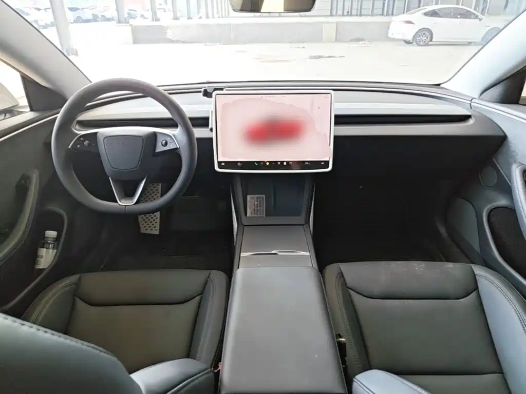 Фото 10 - Tesla Model 3