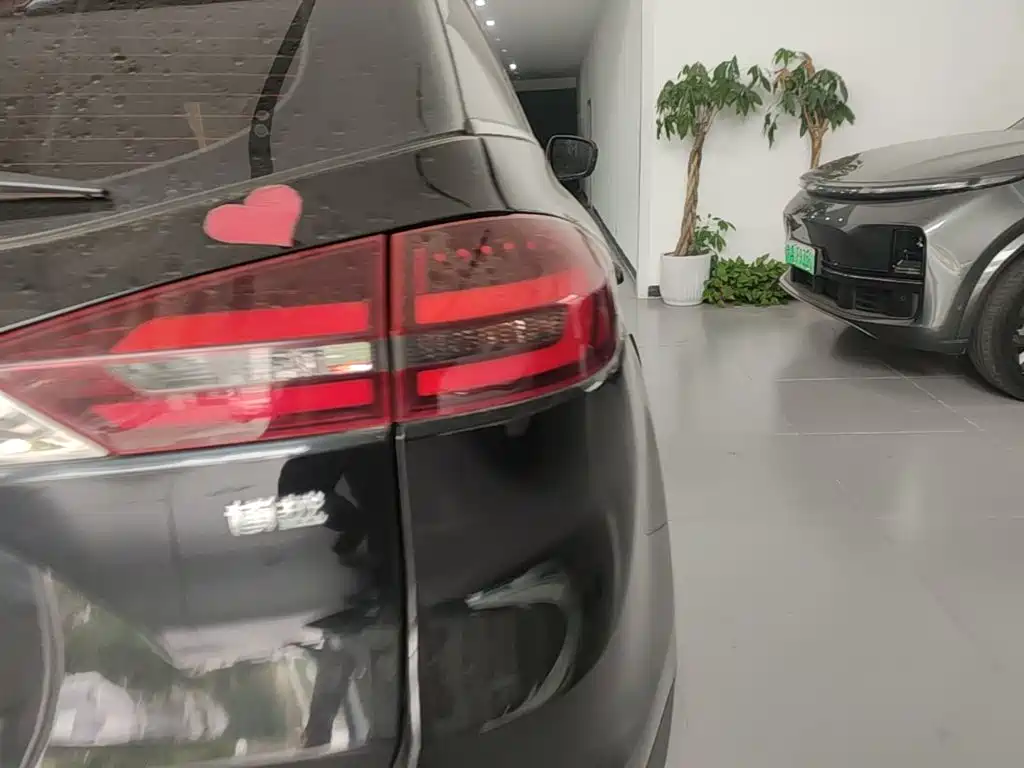 Фото 8 - Geely Atlas