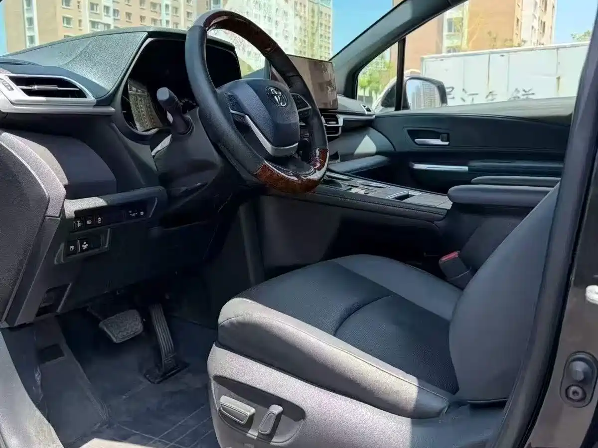 Toyota Sienna 2025 2024 2.5L Hybrid AWD Luxury Edition