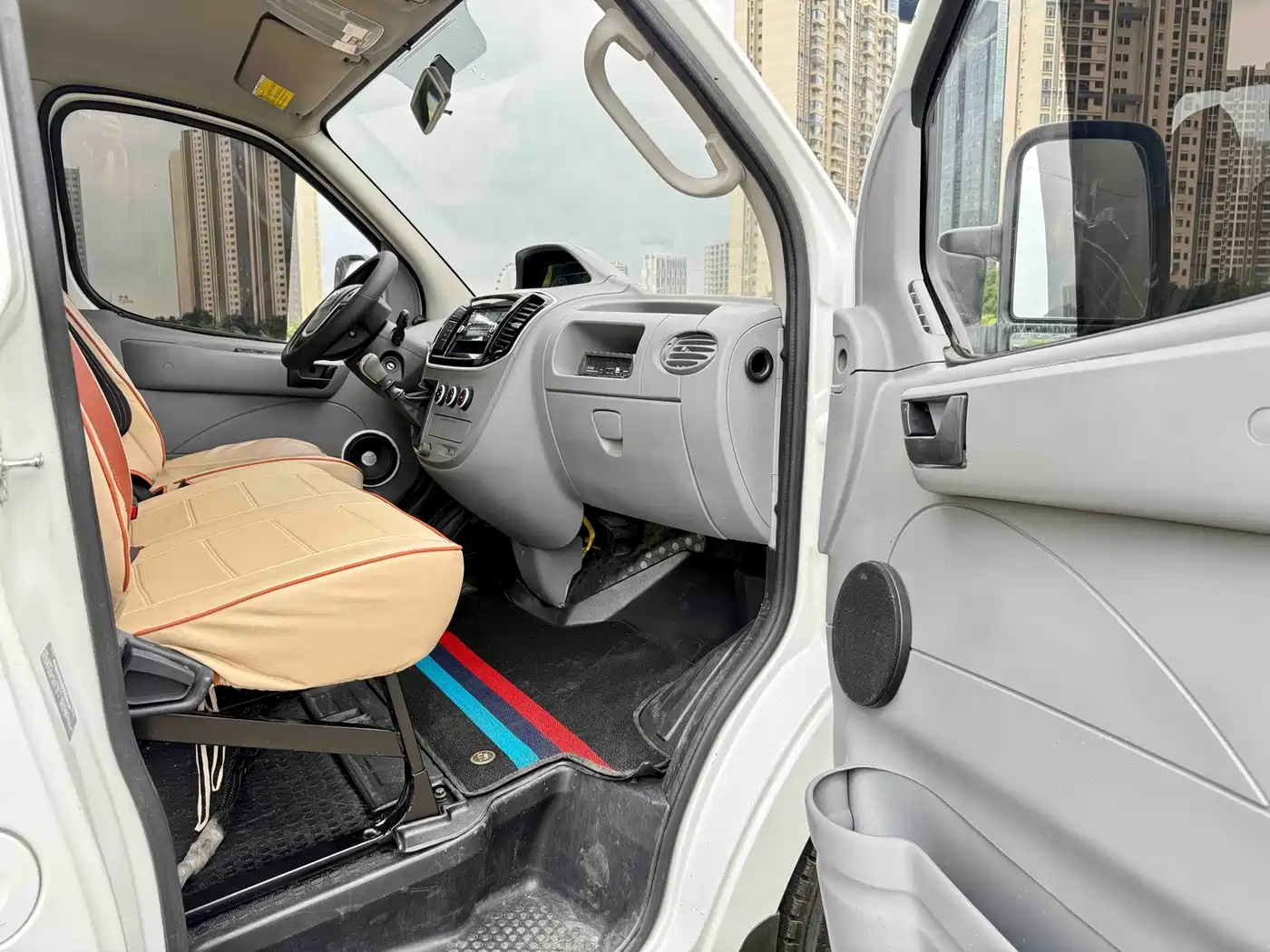 SAIC Maxus Xintu V80 2019 2.0T Plus 6MT Aoyun Short Wheelbase Ultra-low Roof 5/6-seater фото 12