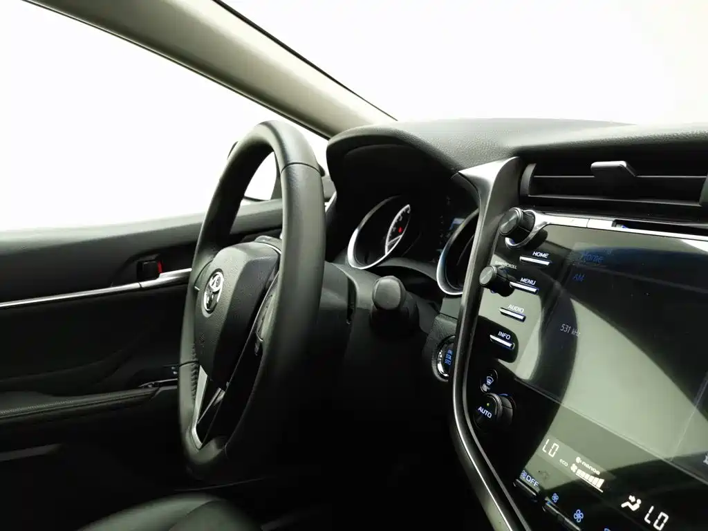 Фото 22 - Toyota Camry