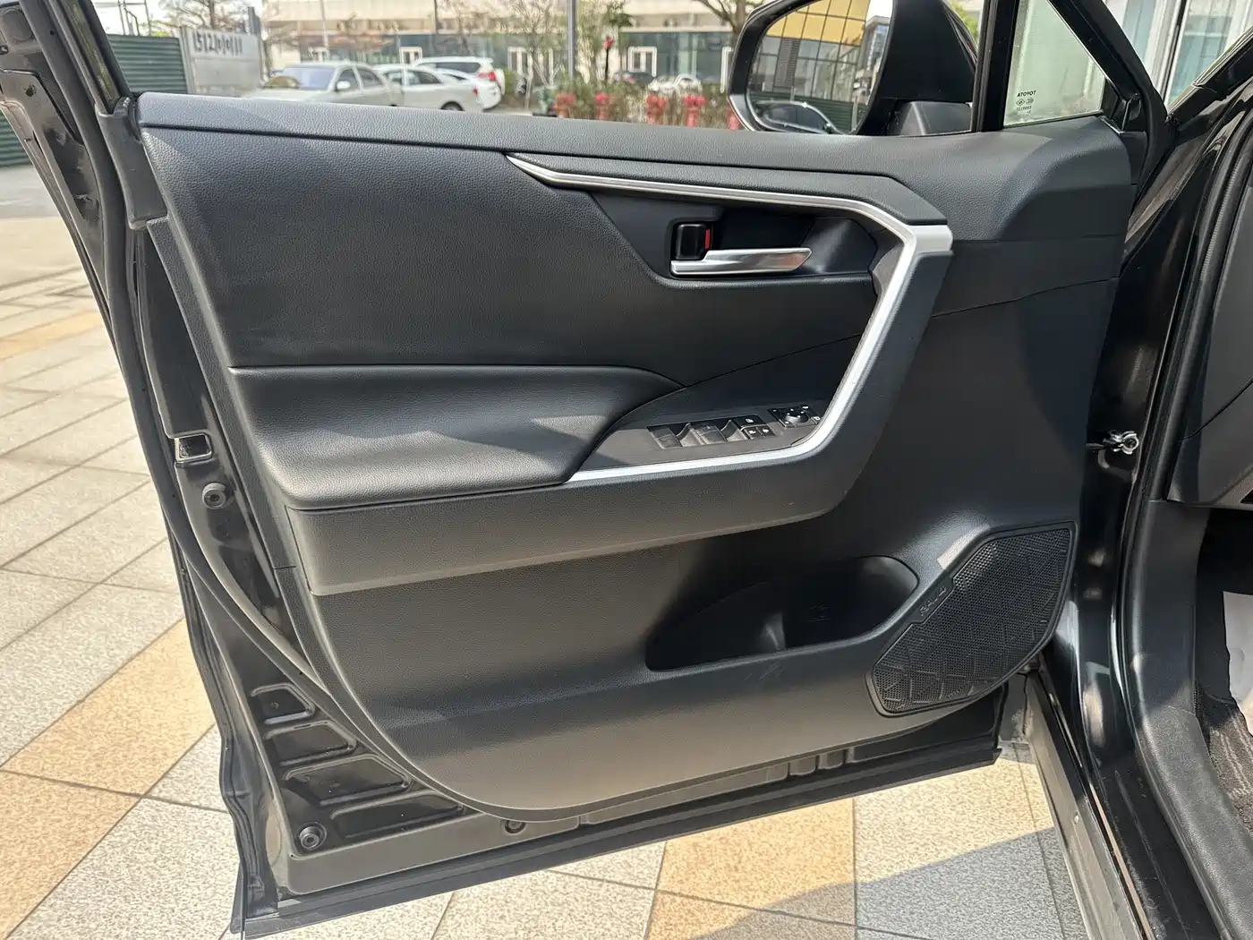 Toyota RAV4 Rongfang 2020 Hybrid 2.5L E-CVT 2WD Elite Edition фото 23