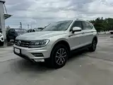 Photo 1 - Volkswagen Tiguan L