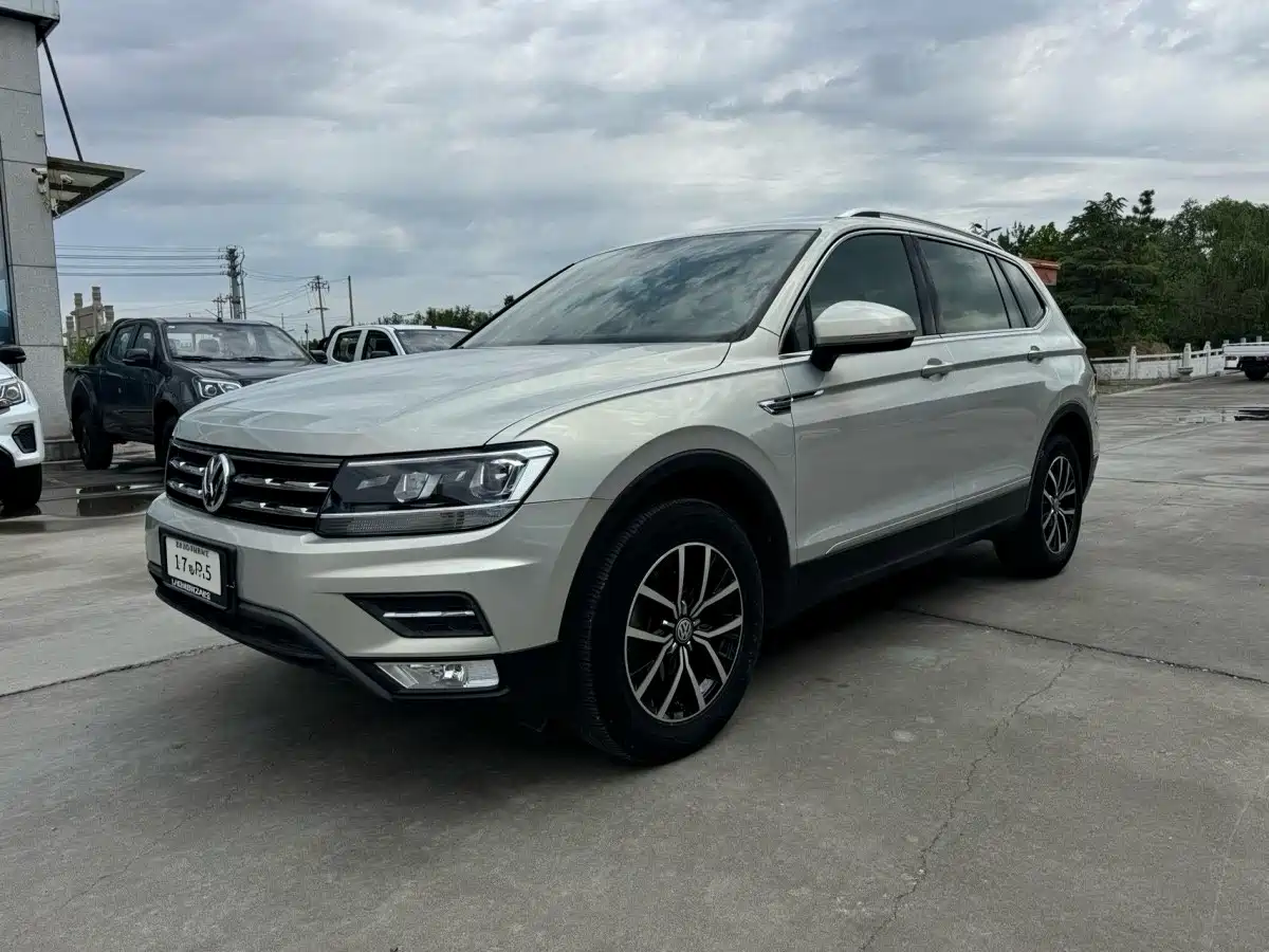 Photo 1 - Volkswagen Tiguan L