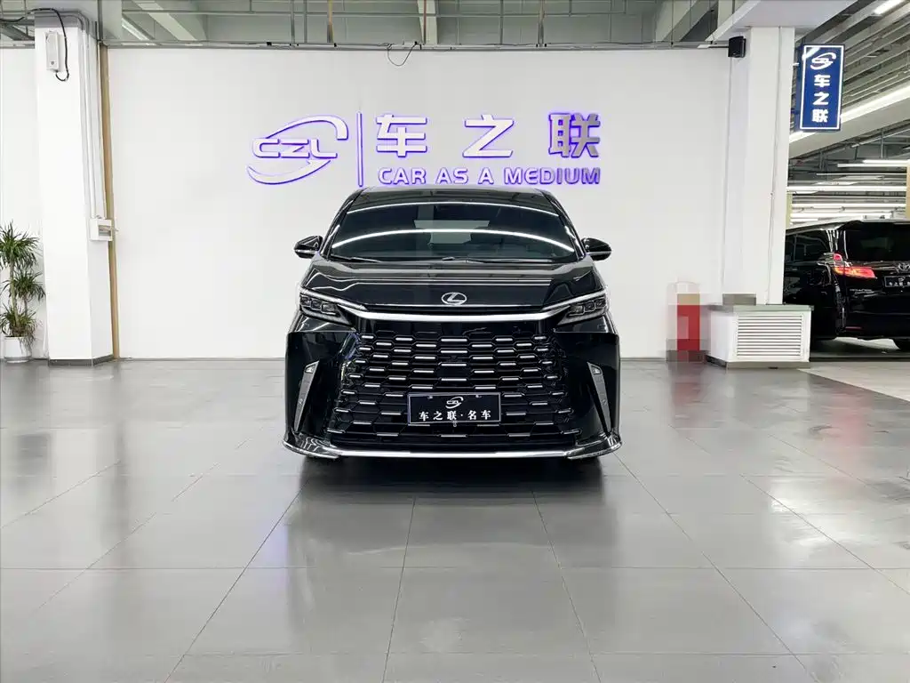 Lexus LM 2023 500h 6-Seater Prestige Edition фото 2