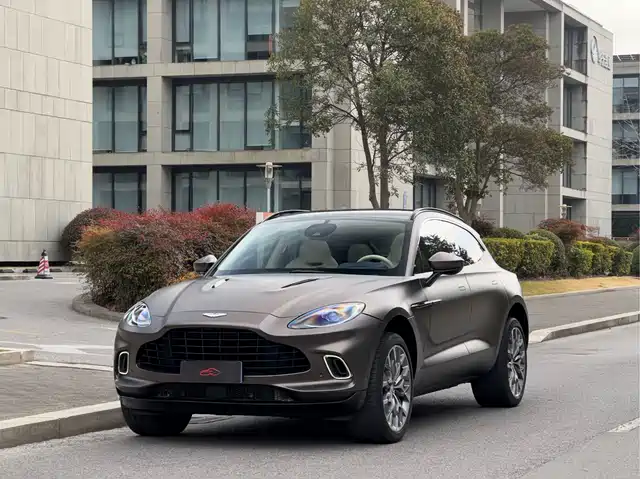 Aston Martin DBX 2021