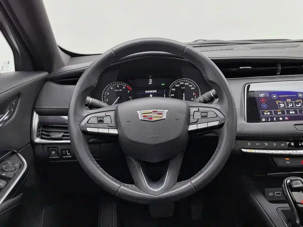 Фото 11 - Cadillac XT4