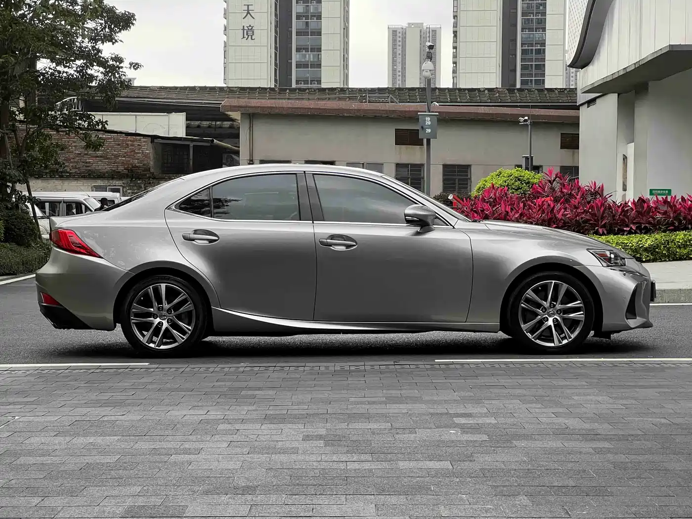 Lexus IS 2017 300 Leading Edition фото 9