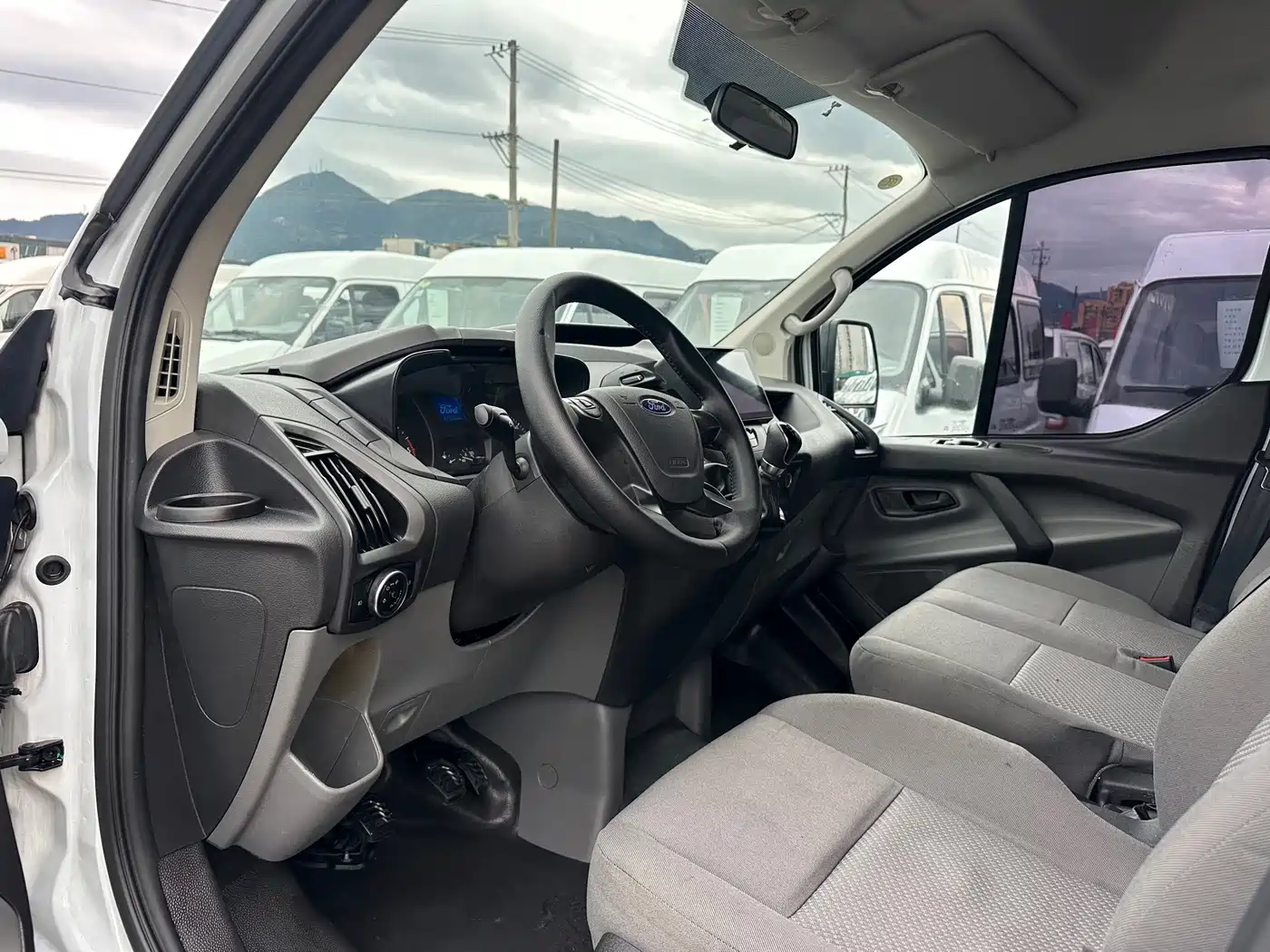 Ford Transit 2023 2023 Model 2.0T Diesel Manual Business Travel Medium Wheelbase Medium Roof 7/8/9 Seater
