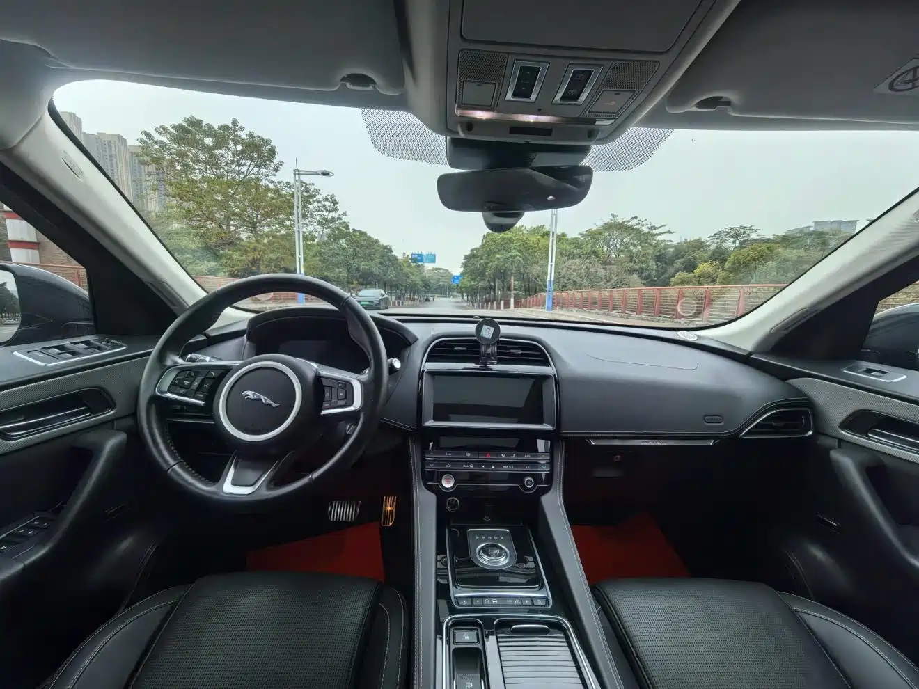 Jaguar F-PACE 2020 2.0T R-Dynamic SE фото 6